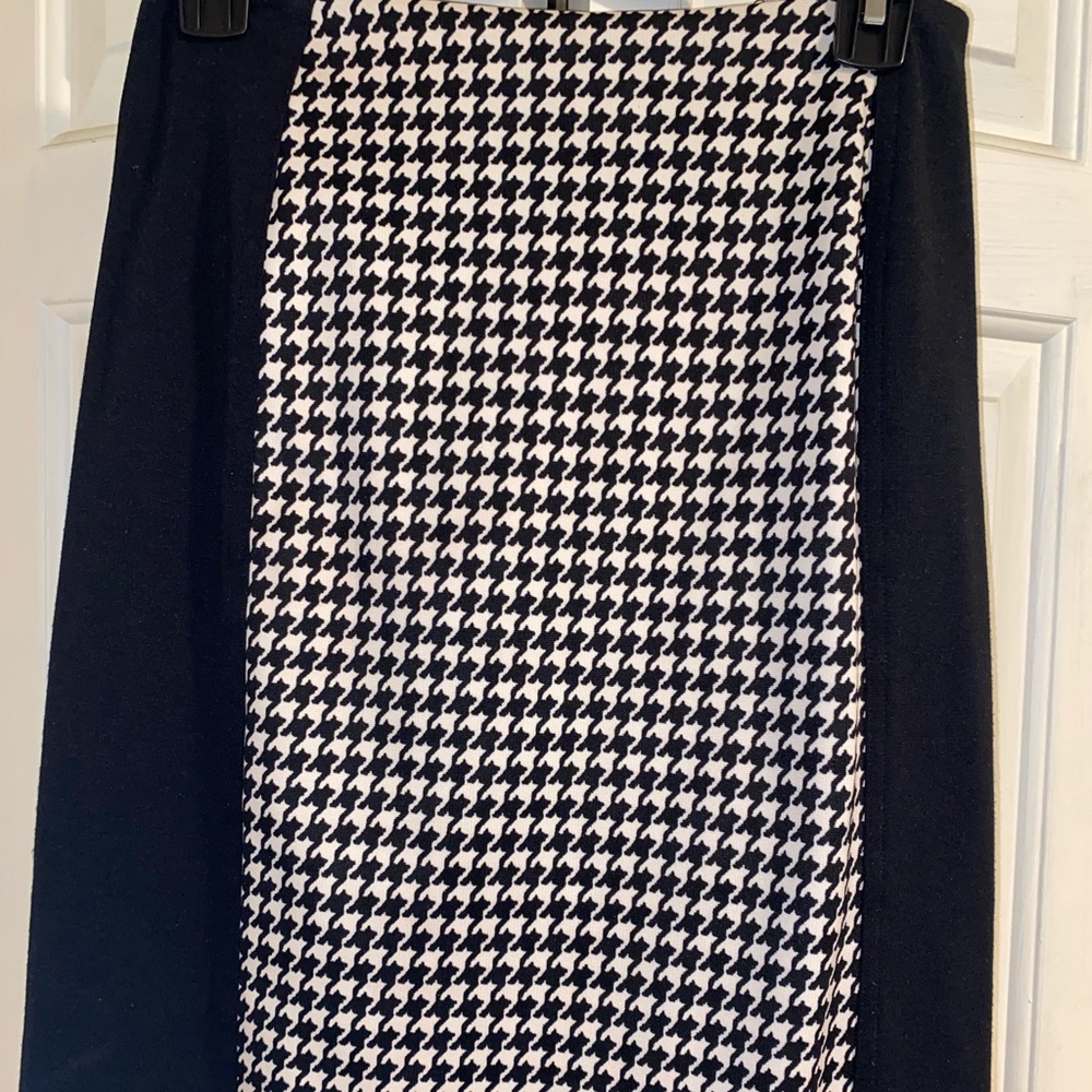 Gently used Houndstooth MK skirt with gold exposed zipper